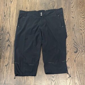 10,000 ft above sea level Women's Black Capris‎ with Button Detail